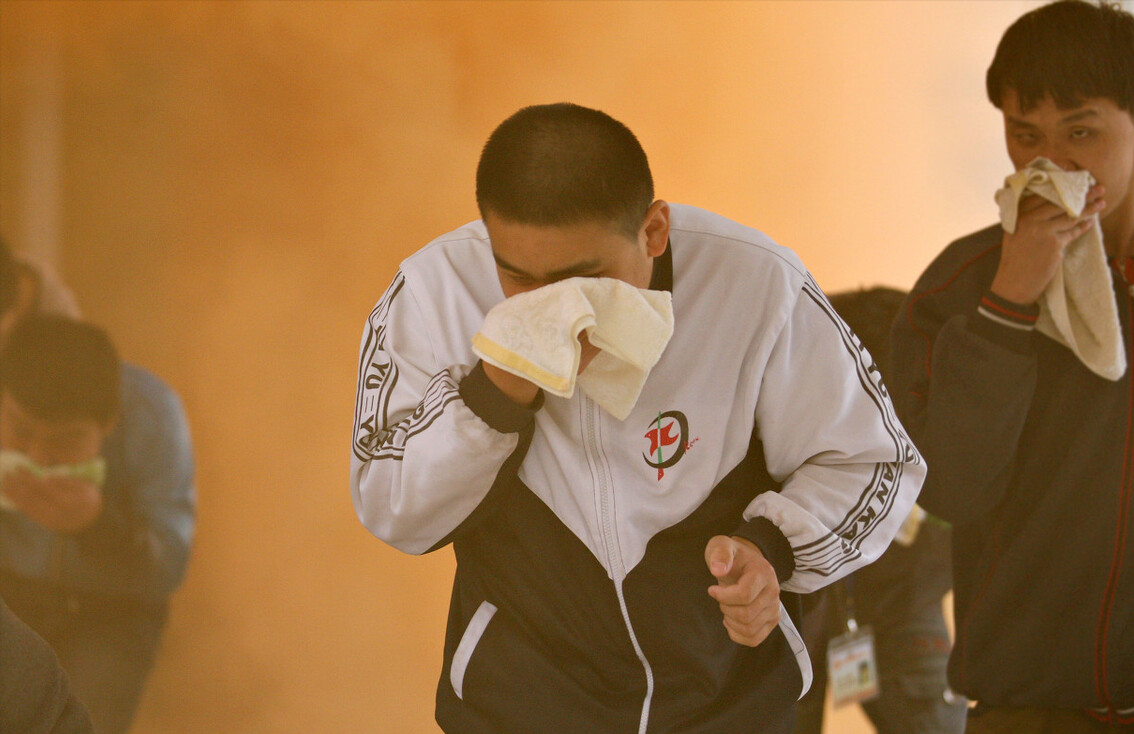 1.湿毛巾捂鼻法四.