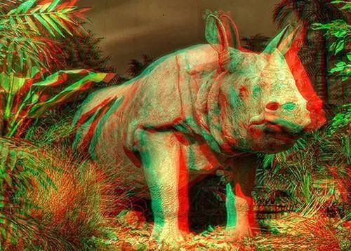 戴上3d眼镜看电影的时候两个眼睛是分别成像的,通过眼睛自身的调节