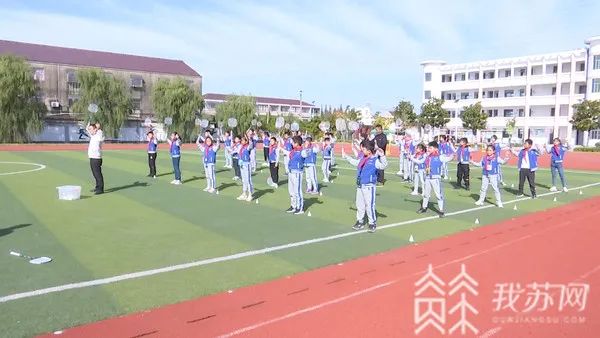 连云港东海县温泉镇第一中心小学7年前还是低矮的平房,操场坑坑洼洼