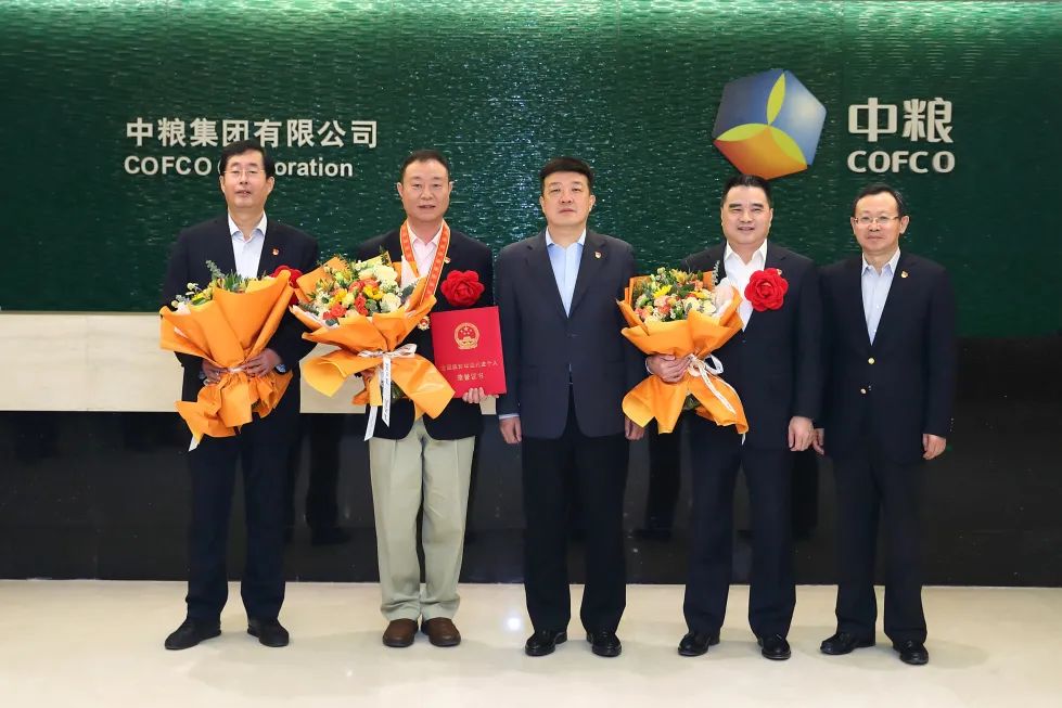 中粮集团党组书记,董事长,集团扶贫工作领导小组组长吕军同志代表中粮