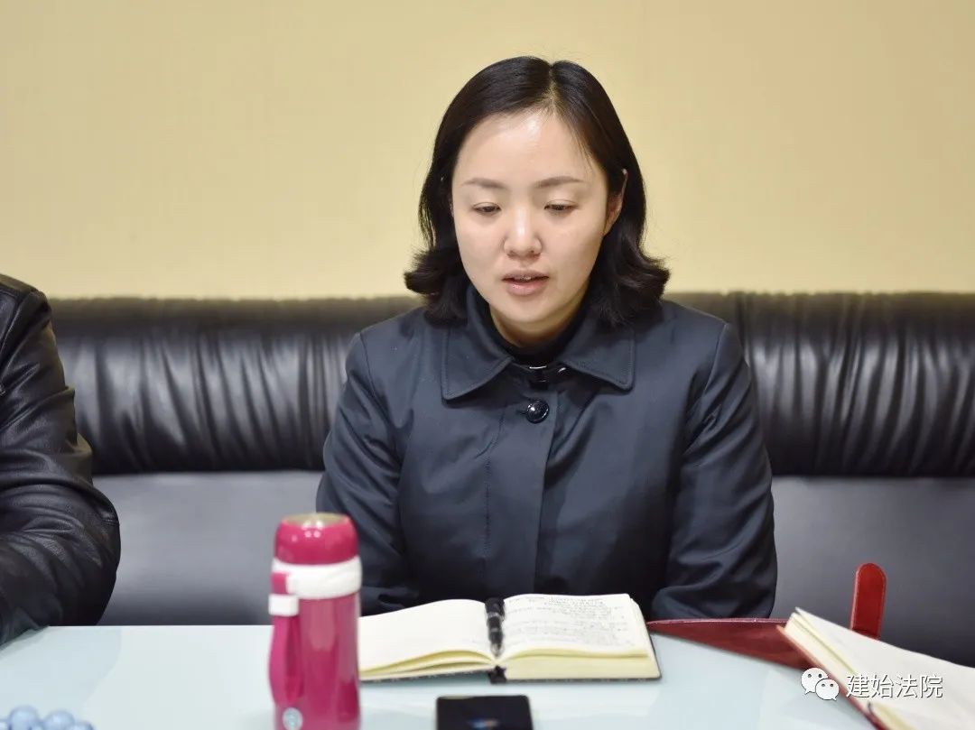 每到一处,林宏宇和蔡妮都仔细察看各法庭工作生活环境,详细了解法庭