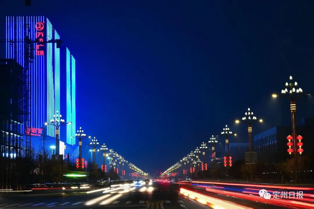 行走在迎宾大道 火红的灯笼在夜幕下格外惹眼