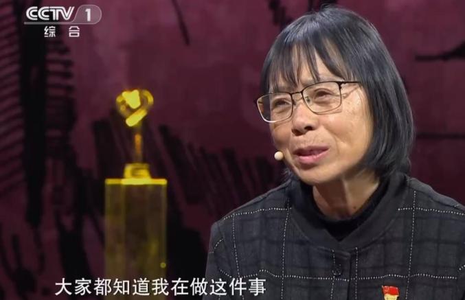 張桂梅坐輪椅受表彰上熱搜吳秀波女友出獄落寞曬自拍人啊千萬別走這條