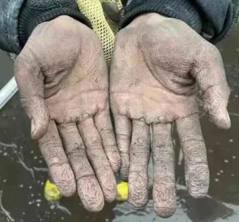 火场中的一双手