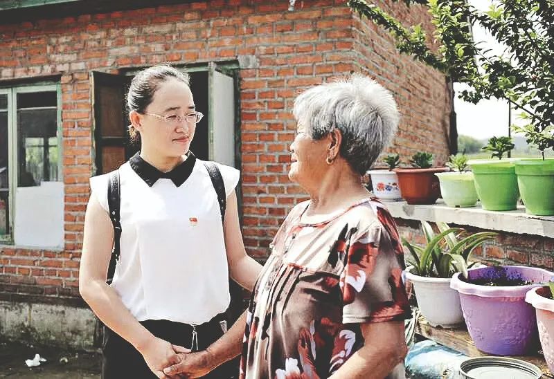 直播带货卖木耳做村民的贴心人记吉林省蛟河市漂河镇青背村第一书记曾