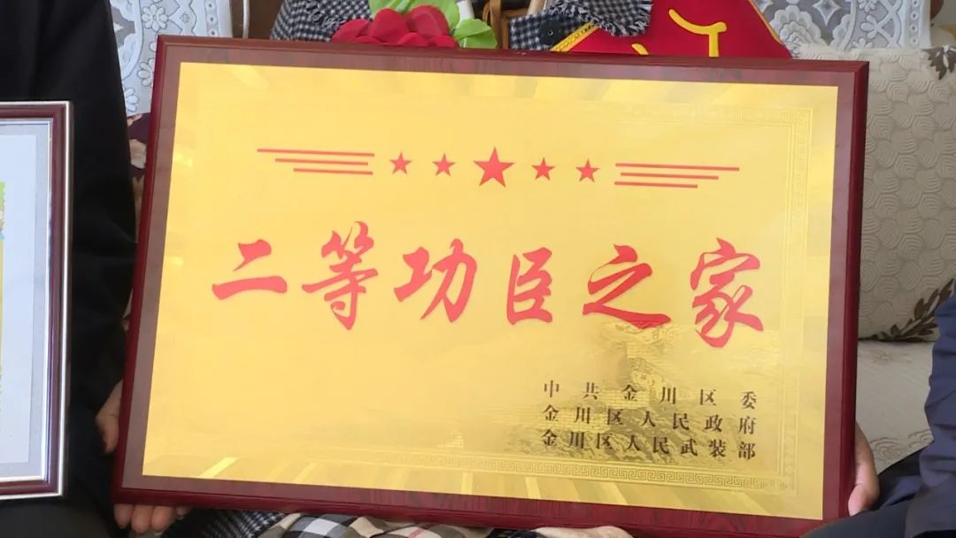 据了解,现役军人董晨自2014年入伍以来,政治合格,军事过硬,多次参加