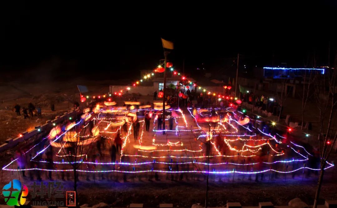 (注:图片来自新华网)"九曲黄河阵"灯会由历史上的"联庄会"——板桥庄