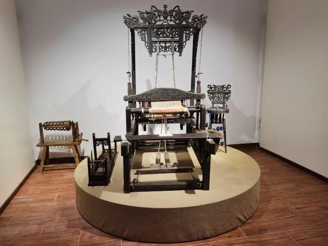 走进金泽工艺社,装修成石库门弄堂的海派建筑首先映入眼帘.