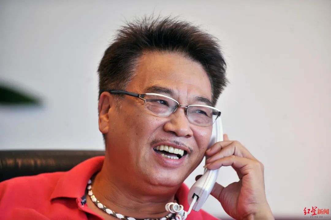 当年达叔成都接热线媒体追忆近年来,吴孟达活跃于内地影坛,2017年出演