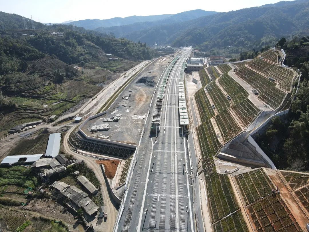 通车可期中老铁路王岗山隧道完成铺轨