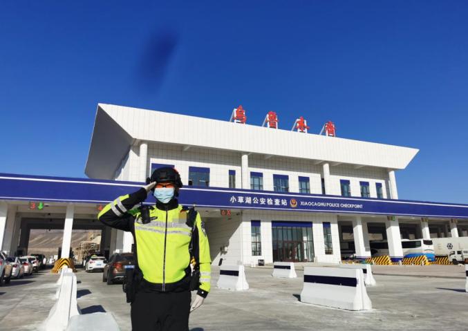 民警陈星钢在执勤△小草湖公安检查站的民警们冒雪执勤网友:心疼