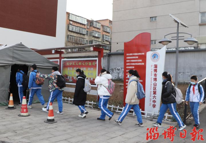 2月28日,博山区第六中学的孩子们在从防疫大棚依次等待入校.