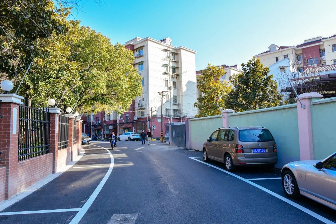 改造前:道路泥泞,坑洼不平原来整个小区只有主干道是柏油路,其他都是