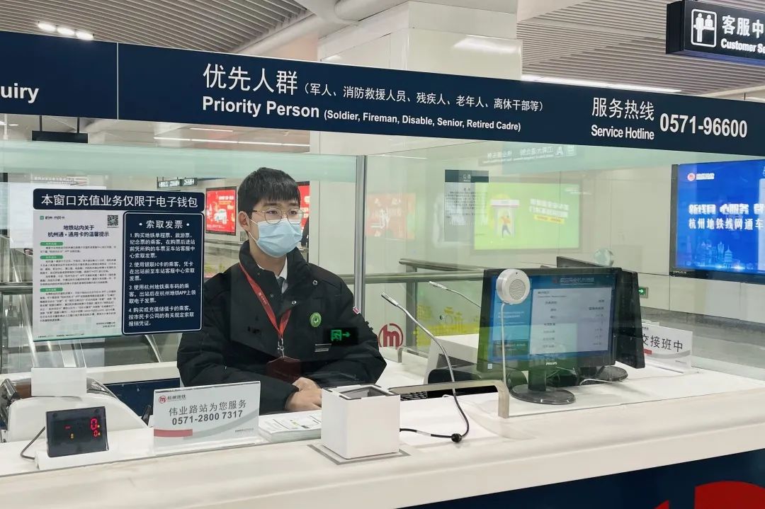 杭州地铁按照里程计费的哦,如有疑问,可以及时前往地铁站的客服中心