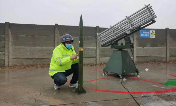 现场视频武强实施人工增雨发射火箭弹