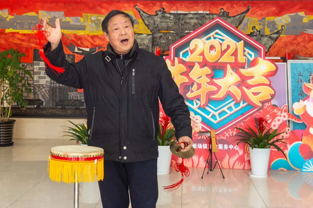 " 锣声镗镗,鼓声咚咚,一曲新创的锣鼓书作品《舞春牛》,唱出时代主