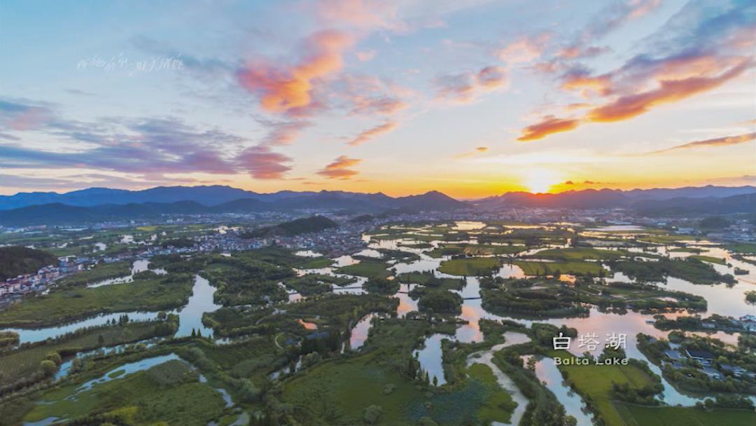 白塔湖冬景春日的白塔湖国家湿地公园,波光云影,鸢鸟纷飞,芦苇荡和