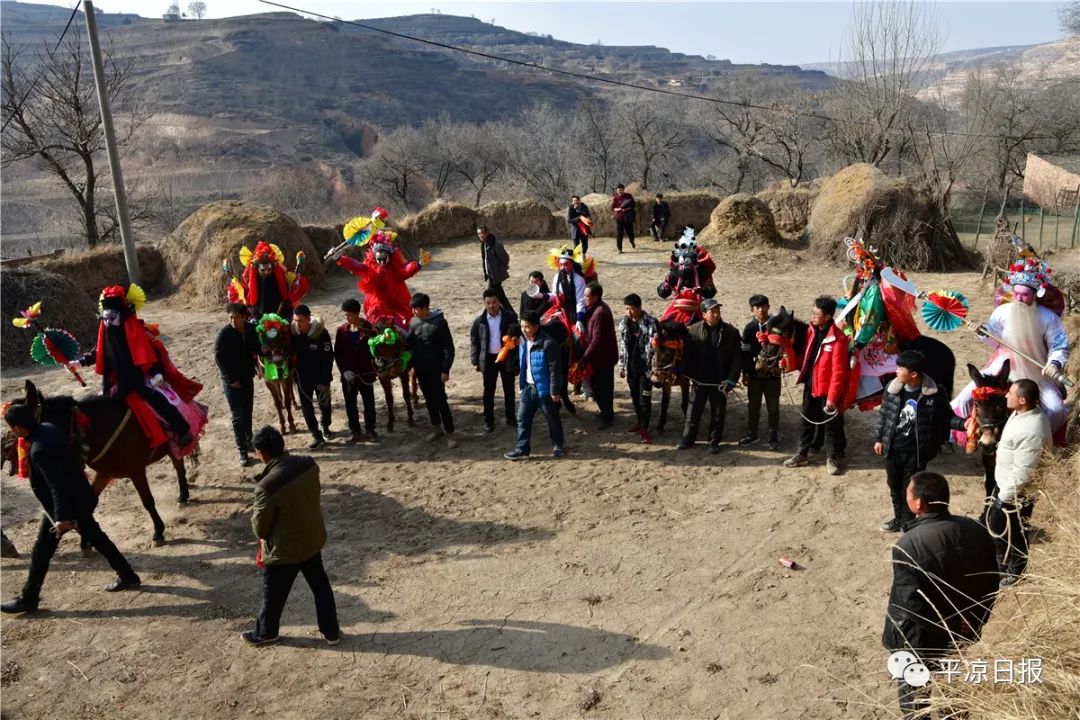 出坛前,老会长和参加游演的成员要到村外的小庙前祭天地祖先,祈求神灵