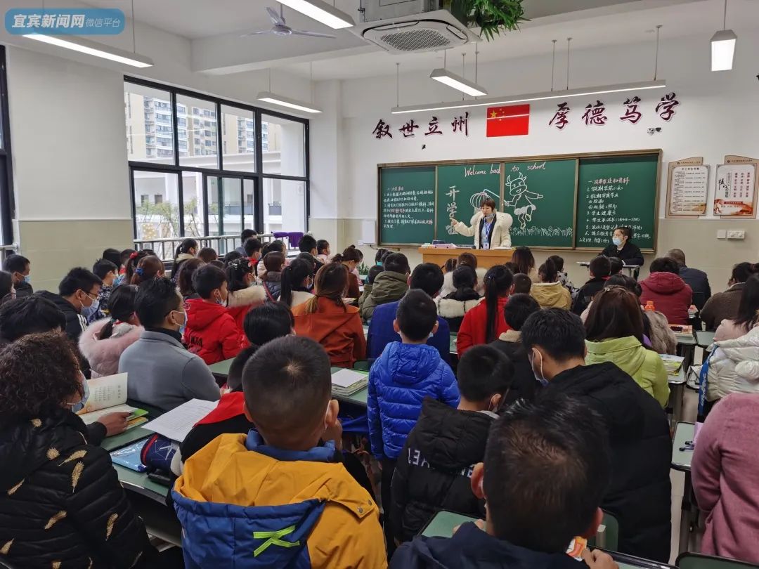 学校相关负责人介绍,叙州区第一小学校位于南岸西区大地坡公园,占地