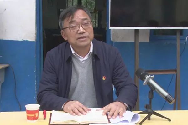 蒋新雄充分肯定了坪山村一年来取得的成绩,他强调