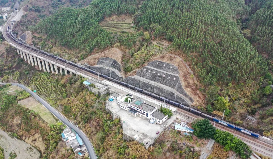 全是大片这个角度的铁路风景简直不能更美了