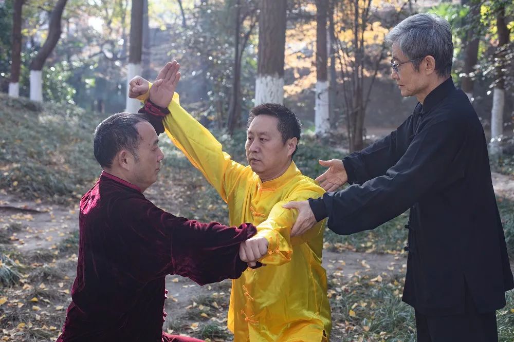 余华川年逾古稀,坚持习武六十余载,著书《唐殿卿和石头拳《曦阳掌》