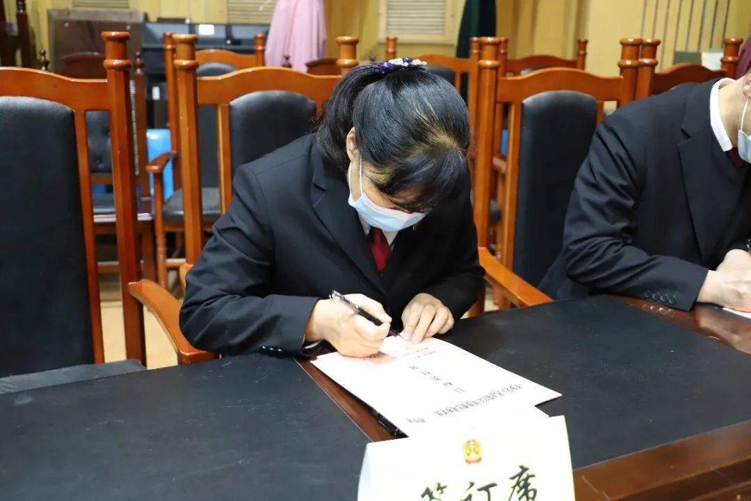 杨红雨签署目标责任书郭杜法庭庭长马越签署目标责任书沣峪法庭庭长