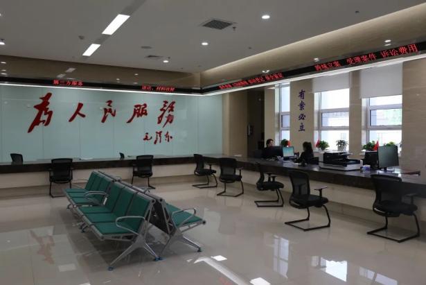 秉承"追求卓越,永远奋斗"的法院精神,依托新审判大楼开展走廊风采