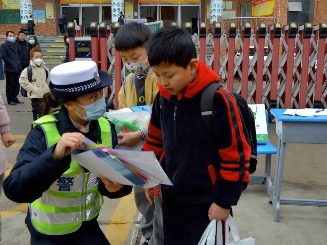 咸阳公安护学岗上线撑起校园安全防护伞