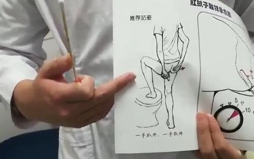 肛拭子取样示意图 视频截图:看看视频但是,比起口咽,鼻咽拭子检测,肛