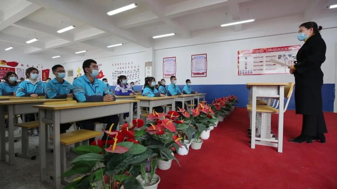 在新疆阿克苏市第三高级中学的开学第一课上,学生们集体观看《喀喇