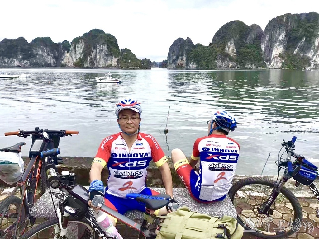 ↑张信明(左)与丰顺5名自行车爱好者自发组成“骑行一带一路 传播中国文化”骑行队伍,前往越南、老挝、泰国等地。(受访者供图)
