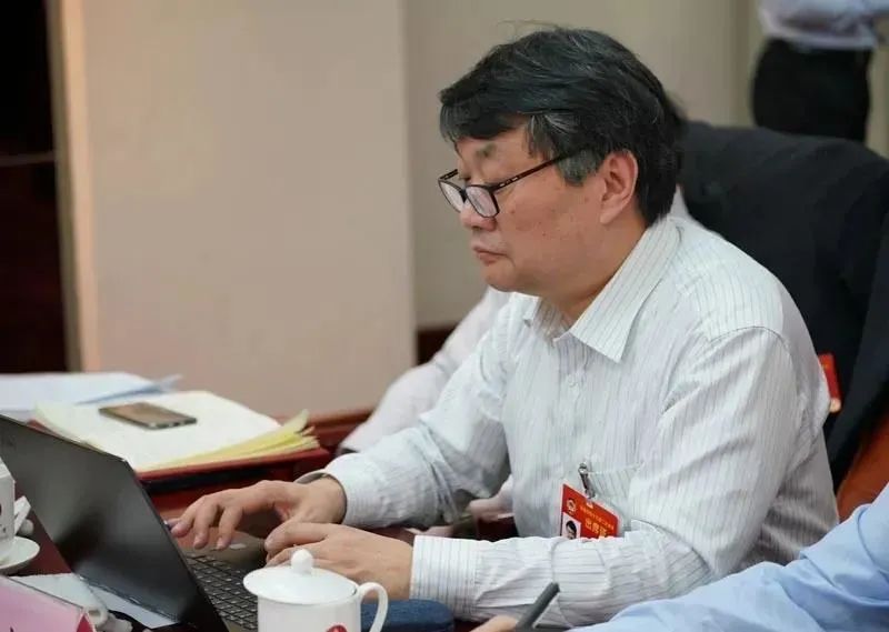 两会锡言唐江澎努力并专业地发出一个高中校长的声音