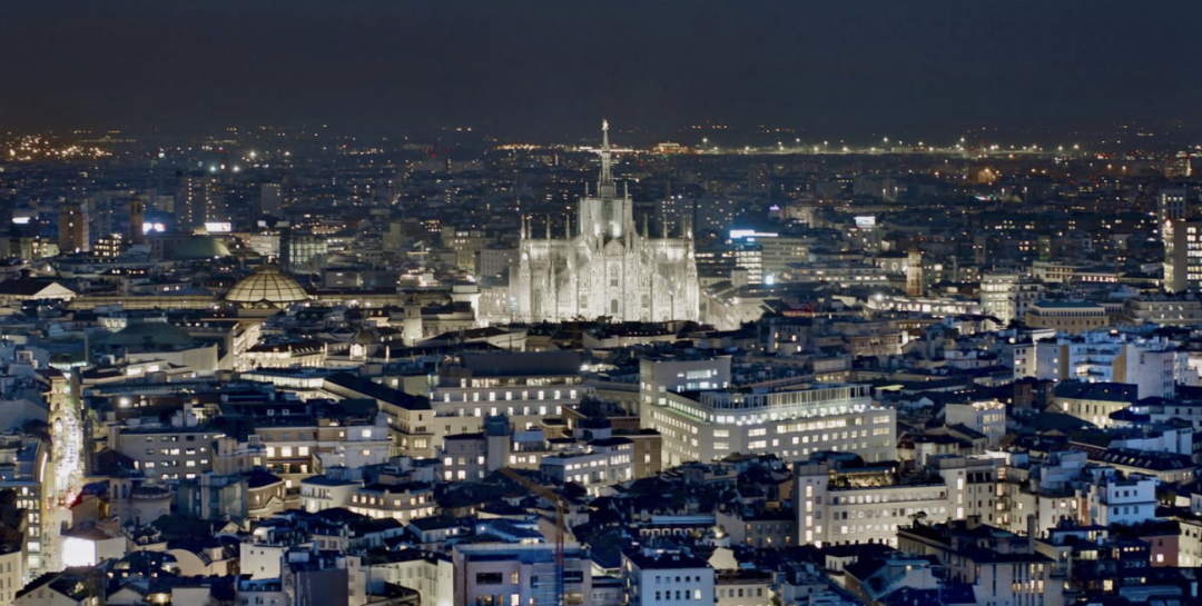 一片冷白光下的米兰.