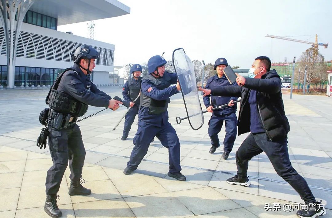 河南好枫警丨特警王雨危急时刻冲锋在前