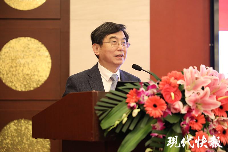 全国政协委员施大宁关注大学生下基层