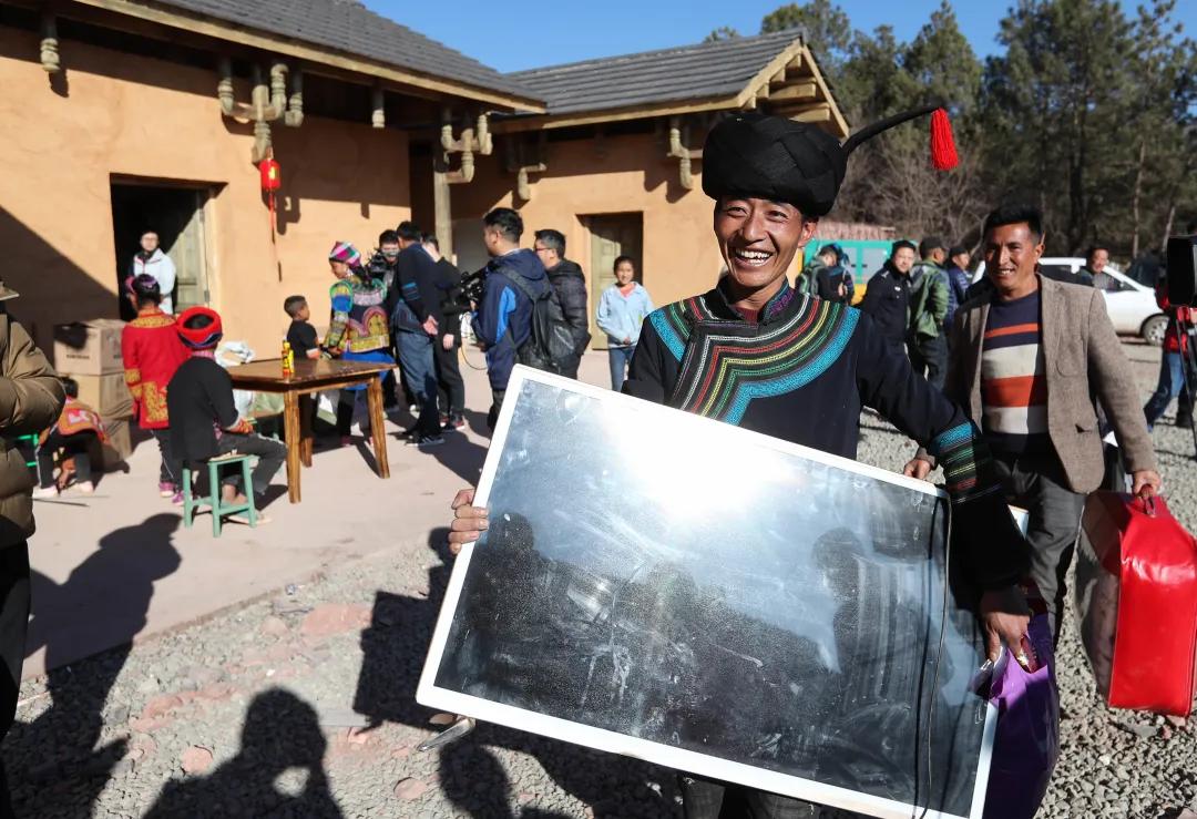 在四川省昭觉县三河村的易地扶贫安置点,彝族群众马海日聪喜搬新居