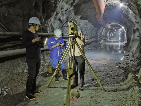 项目现场,工人在涵洞内测量.符吉茂 摄