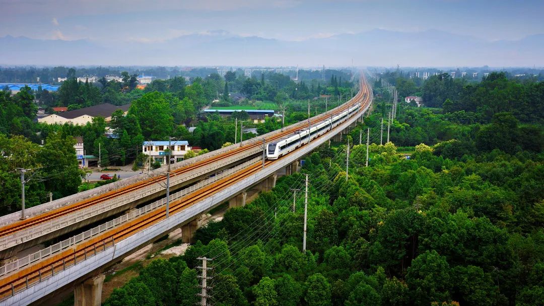 推进城市向"多中心""组团式""网络化"转变,围绕成灌快铁(成彭支线)