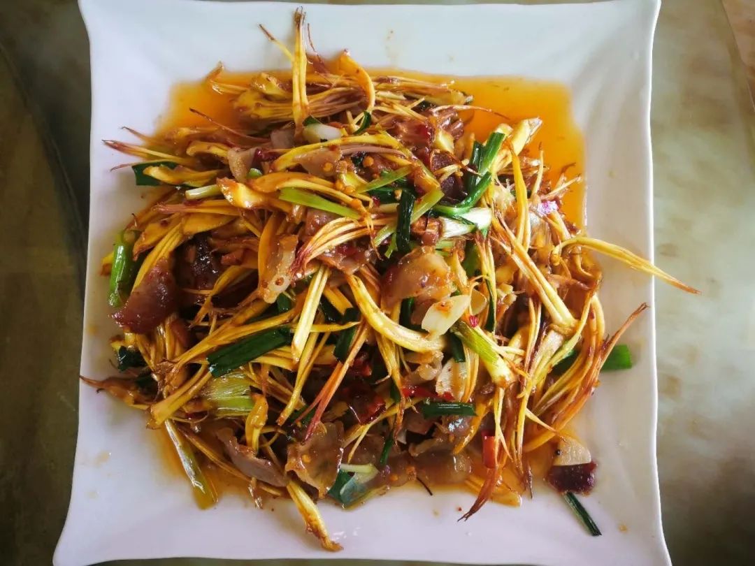 攀枝花除了可以煲汤和煮粥,还可以作配料,搭配出豆豉炒攀枝花,攀枝花