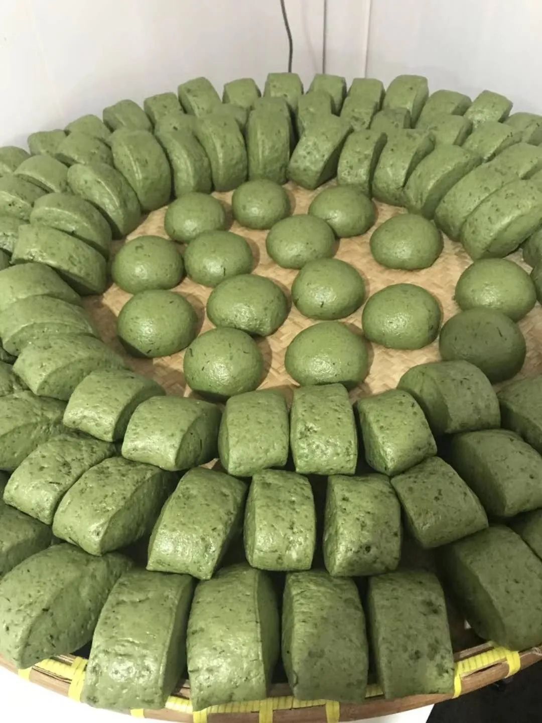 小小的艾叶馒头,散发着芳草香味,渗透出儿时回忆,蕴含着家的味道,交叠