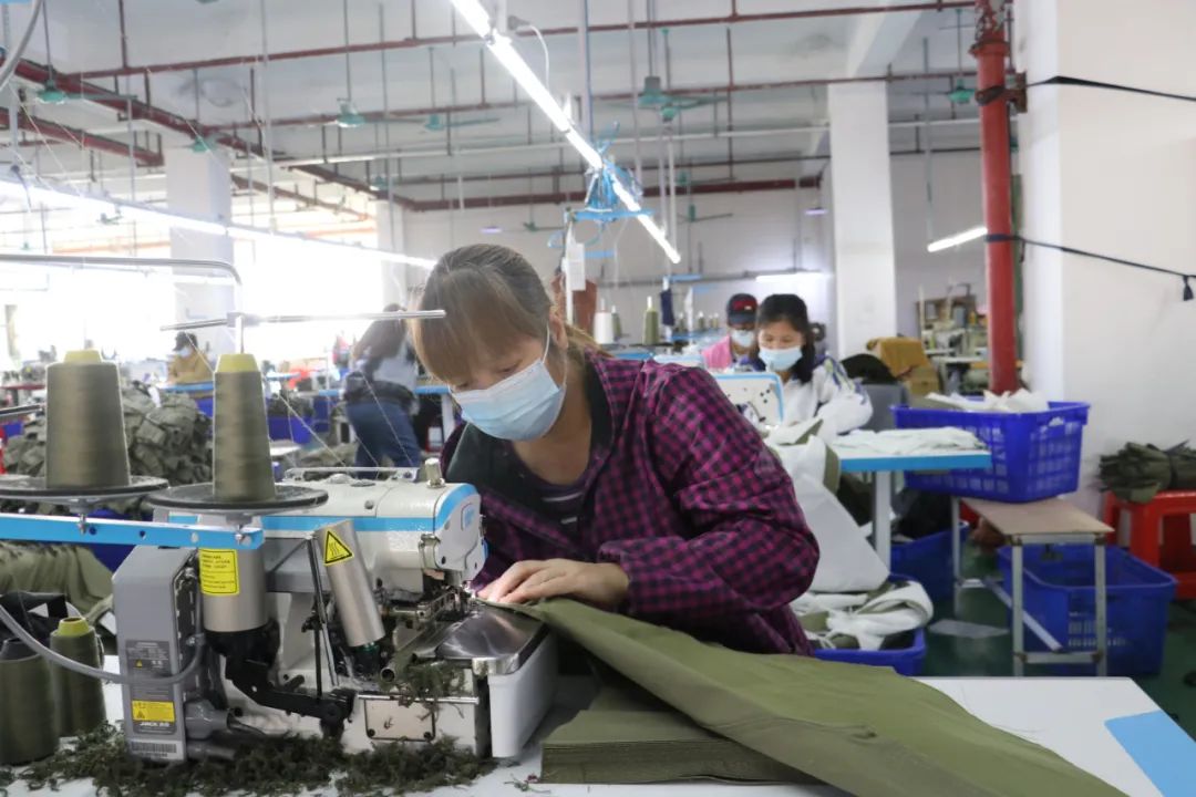 牛年说牛来宾产牛仔裤远销韩国