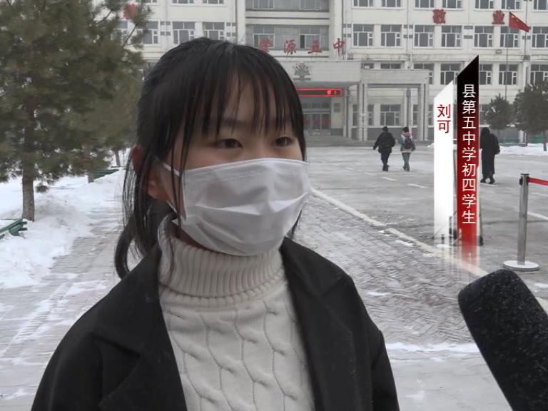 县第五中学共设置4条通道,维持秩序,测温,登记的老师严格按照学生入校