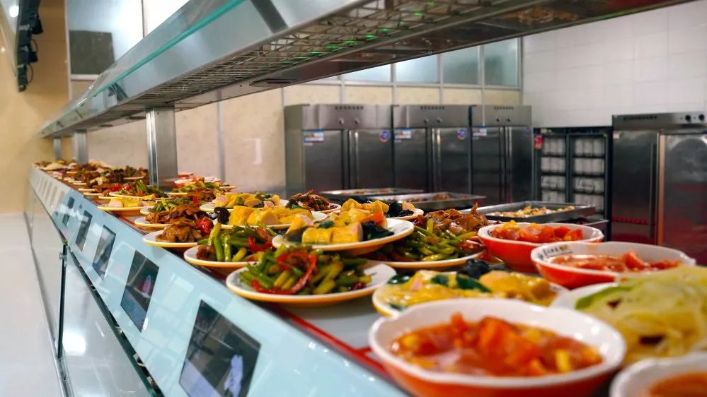 人注目职工智慧食堂上线啦兰州西机务段的兰州铁路局近日刷脸支付取餐