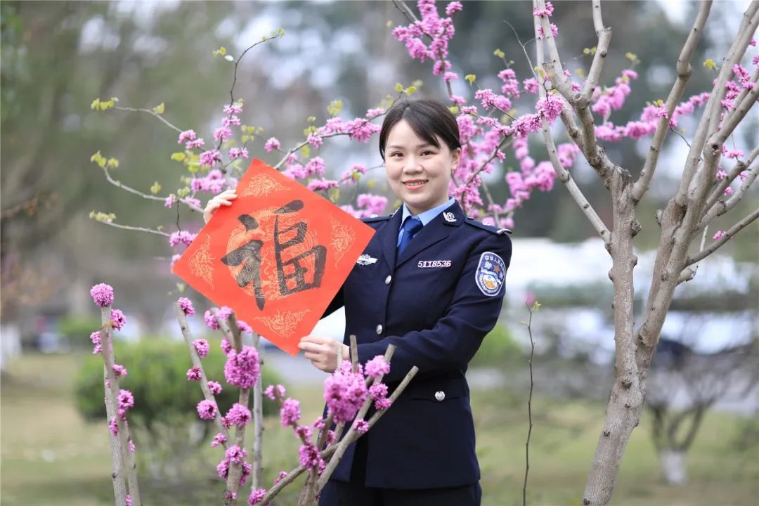 和警花小姐姐一起集五福召唤最硬核祝福
