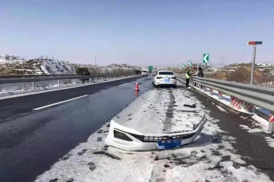 駕駛員雪天在福銀高速超車上演驚險三連撞