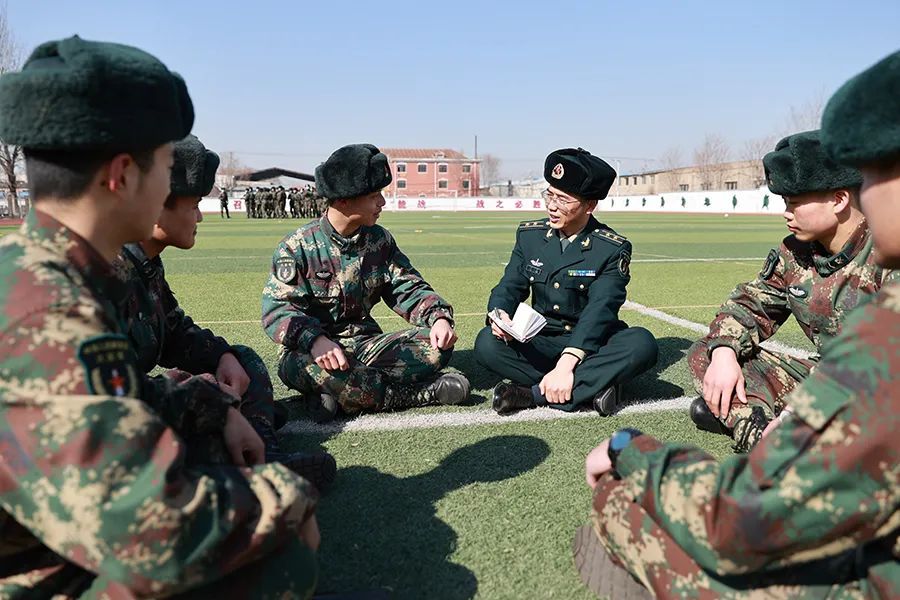 全国人大代表尹东建立健全军人荣誉体系把官兵的心声带进两会