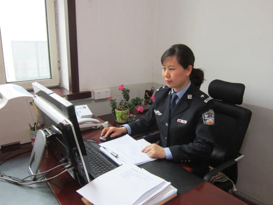 王丽影,女,1974年5月出生,中共党员,1997年参加公安工作.