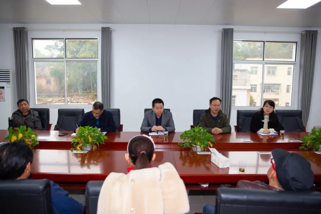 杜波院长走进联点社区参加两委成员活动