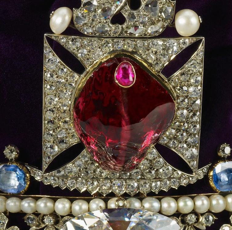 尖晶石中最著名的"黑王子红宝石"尖晶石,镶嵌在大英帝国的冠冕之上.